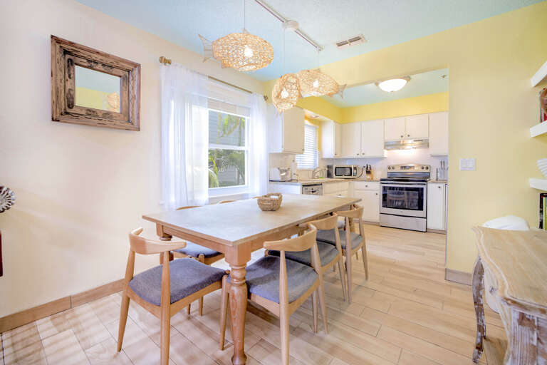 Dining for 8, Siesta Key Village 3BR Dining for 8, Siesta Key Village 3BR