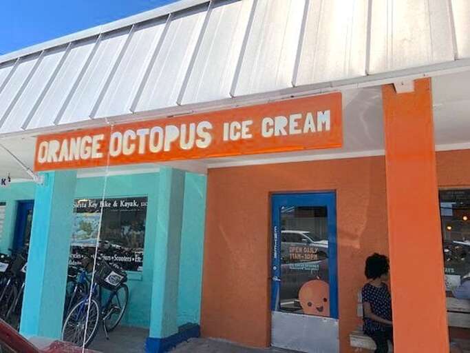 Orange Octopus Ice Cream and Coffee 17-min walk 2-min trolley ride, Siesta Key 3BR Orange Octopus Ice Cream and Coffee 17-min walk 2-min trolley ride, Siesta Key 3BR