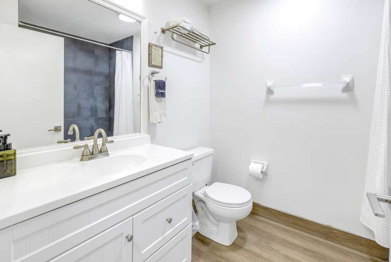 Clean and updated full bathroom Clean and updated full bathroom