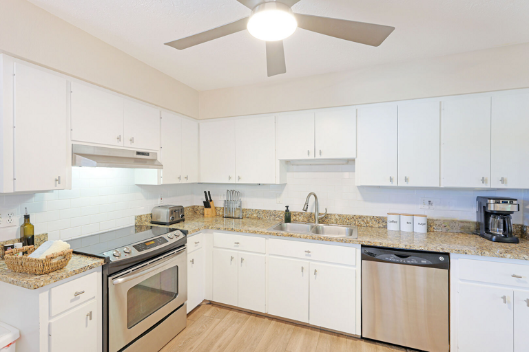Complete Kitchen with breakfast nook