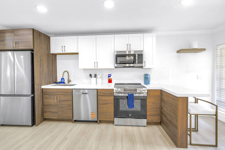 Village Breeze - 2-side by side units, 6BR, 4Baths, shared pool!