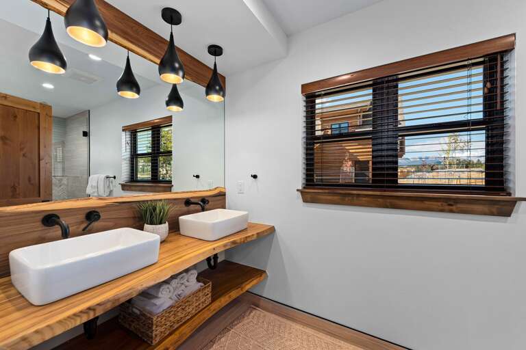 Main level master bath