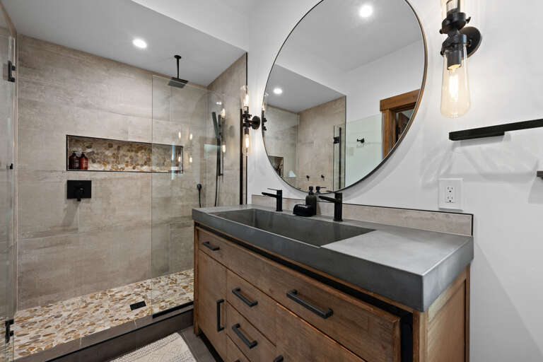 Upper level master bathroom with walk in shower Upper level master bathroom with walk in shower