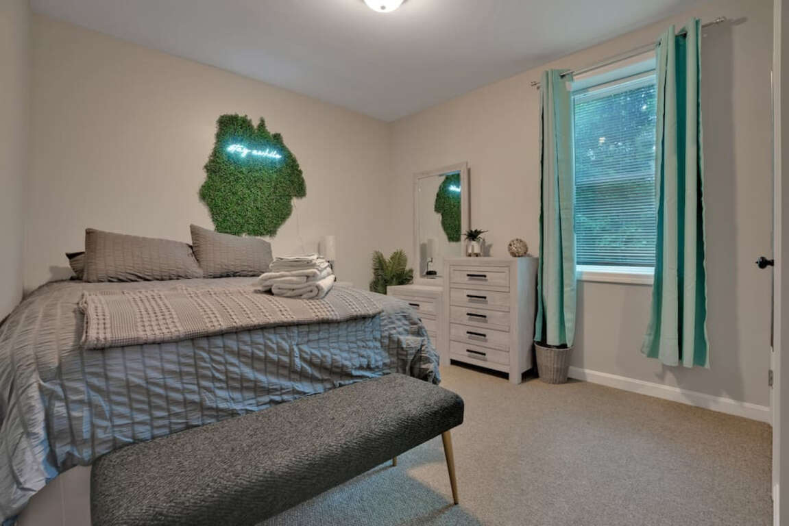 Clean 1BD Apartment in Gorham, ME Perfect Stay for 2 Guests Find