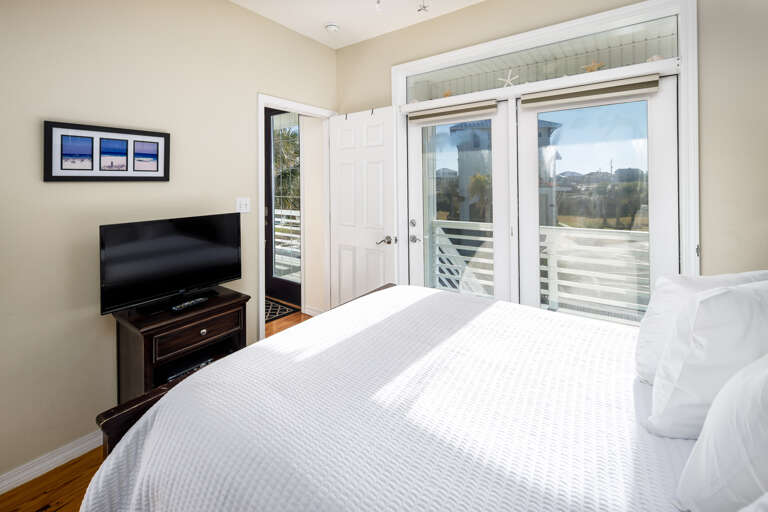 Second guest bedroom with queen size bed (First level of home)