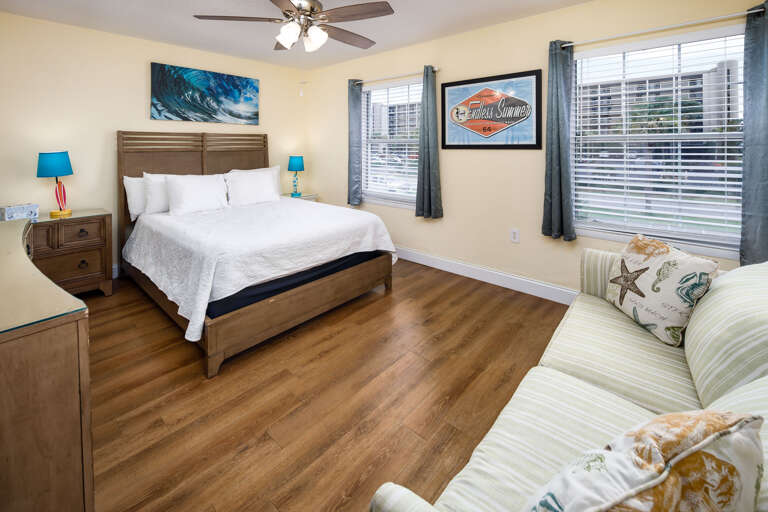 Second bedroom with queen size bed