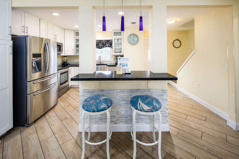 Kitchen with breakfast bar