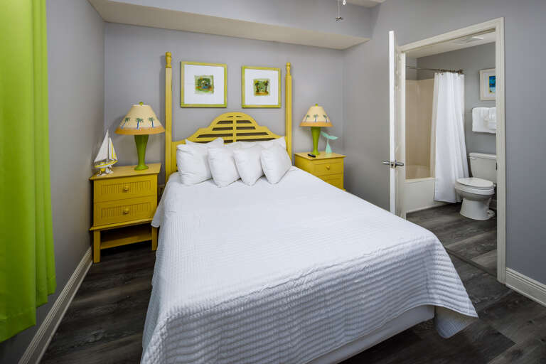 Second bedroom with queen size bed