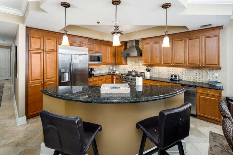 Kitchen with breakfast bar