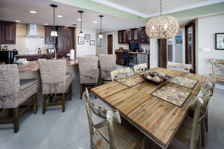 Kitchen/Dining area with breakfast bar