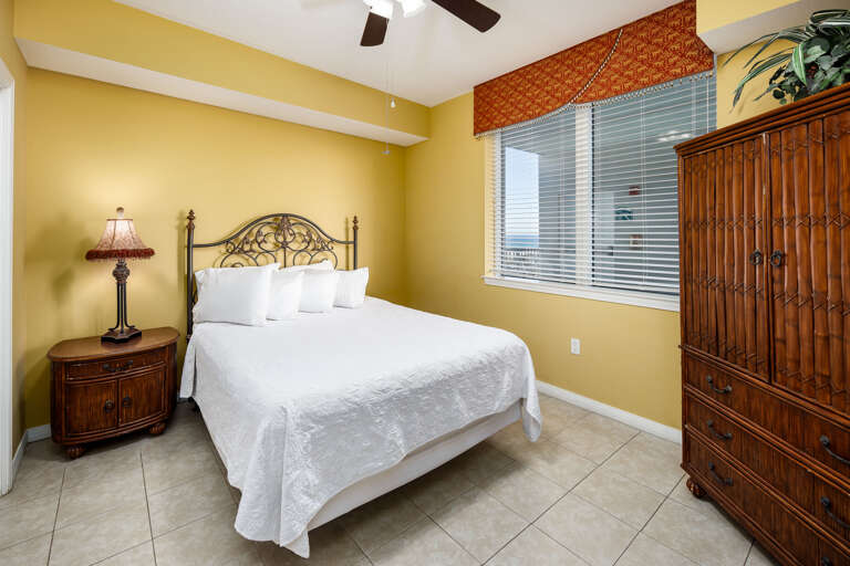 Second bedroom with queen size bed