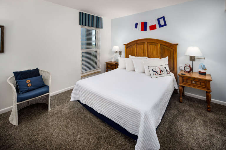 Second bedroom with queen size bed