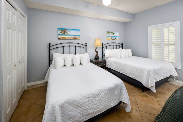 Second bedroom with two queen size beds