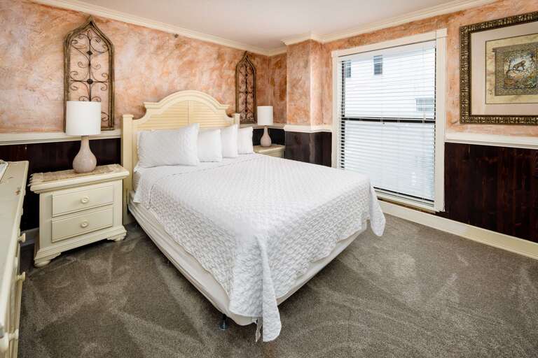 Second bedroom with queen size bed