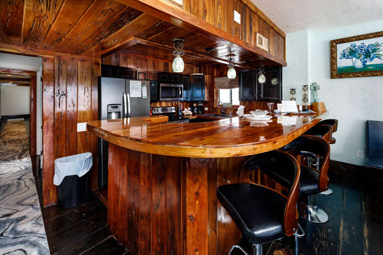 Kitchen with breakfast bar