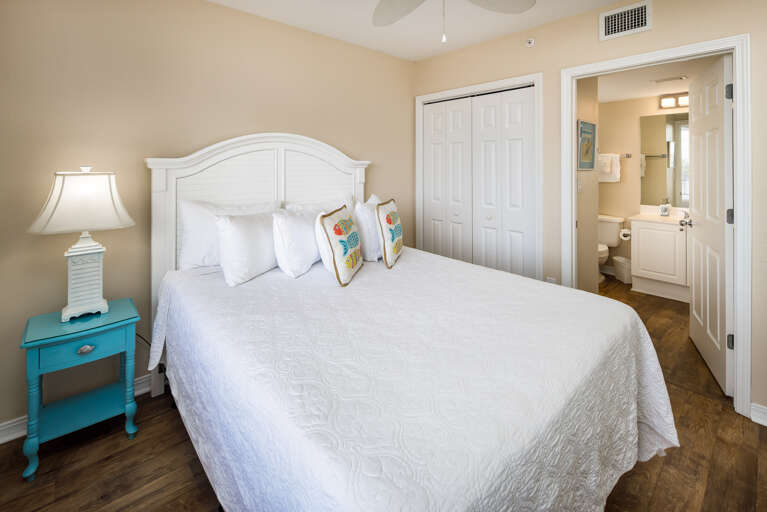 Guest bedroom queen size bed Guest bedroom queen size bed