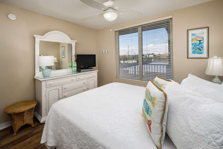 Guest bedroom with queen size bed Guest bedroom with queen size bed