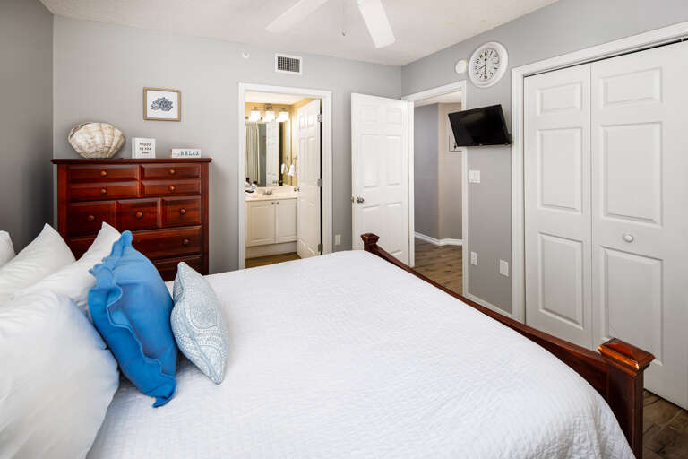 Second bedroom with queen size bed and TV