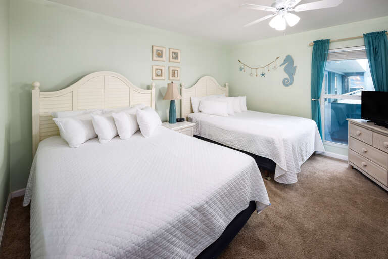 Second bedroom with two queen size beds