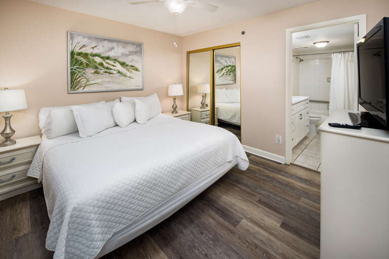 The guest room has a direct access to the guest bathroom The guest room has a direct access to the guest bathroom