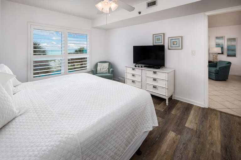 Relax in the master bedroom while watching TV and enjoying the views Relax in the master bedroom while watching TV and enjoying the views