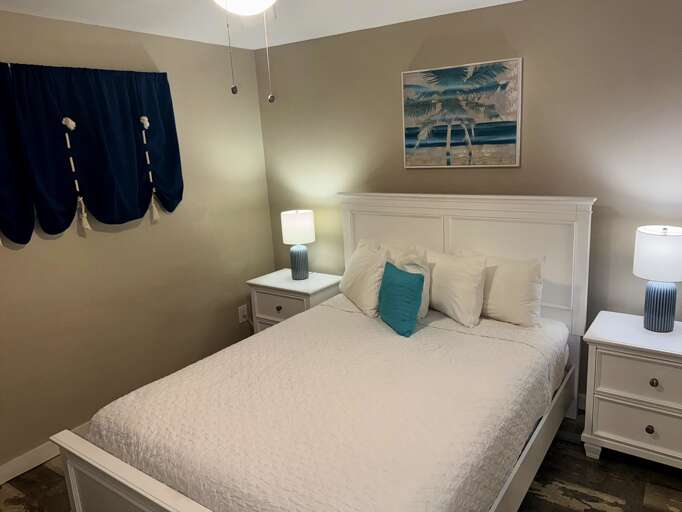 Second bedroom with a queen size bed