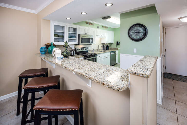 Kitchen with breakfast bar