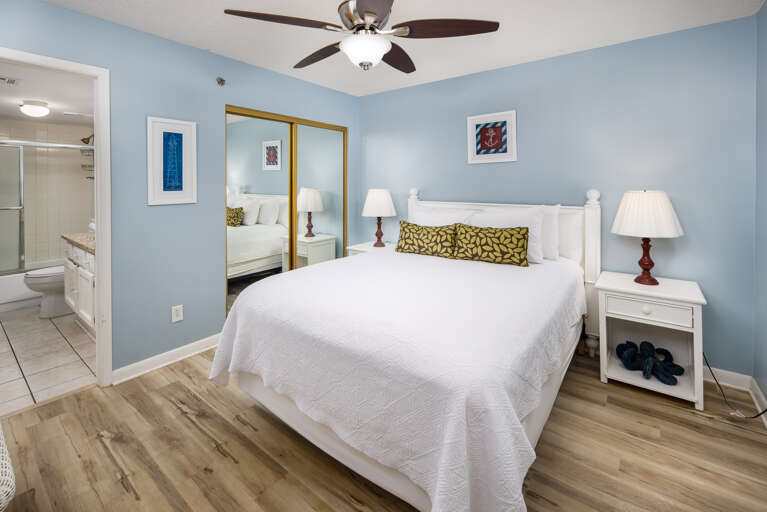 Second bedroom with queen size bed