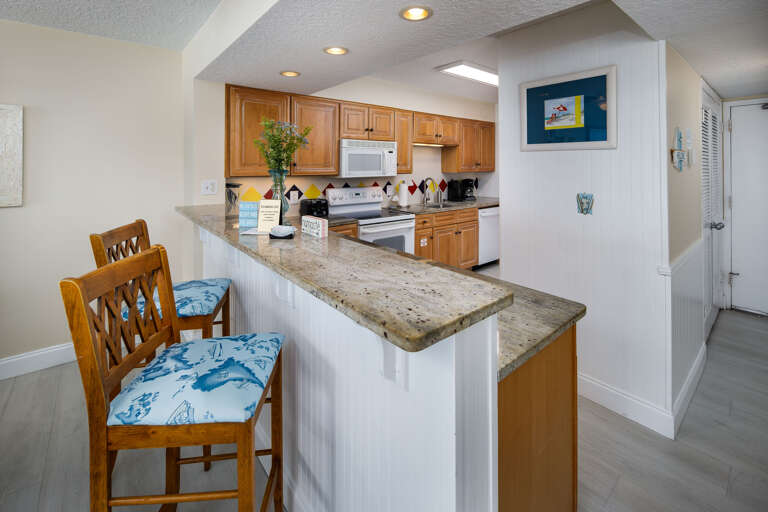 Have a casual meal at the breakfast bar