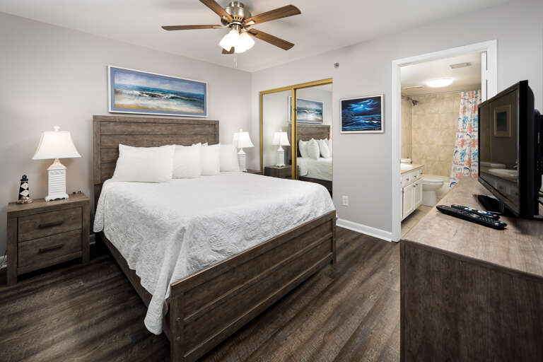 Guest bedroom with a large closet and access to the guest bathroom Guest bedroom with a large closet and access to the guest bathroom