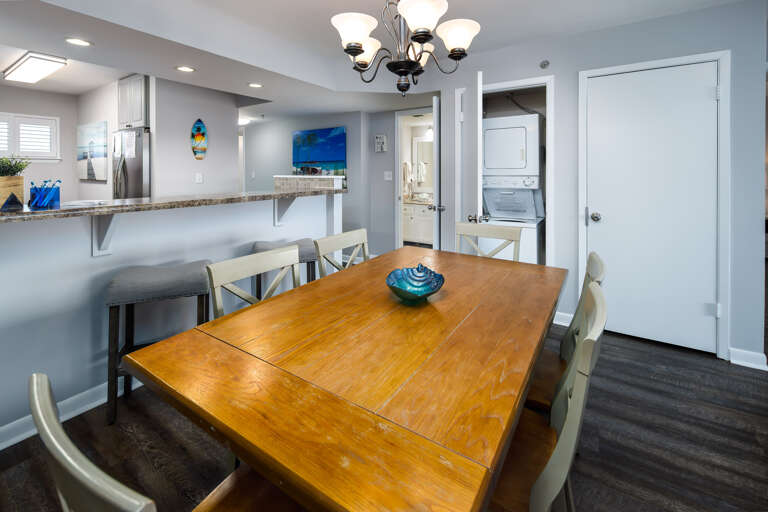 Large dining room table that can seat 6 Large dining room table that can seat 6