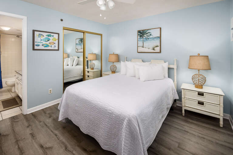 Second bedroom with queen size bed