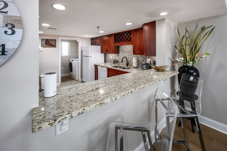 Kitchen with breakfast bar