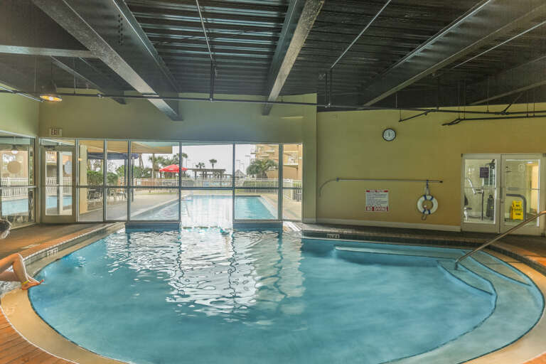 Indoor/Outdoor swimming pool Indoor/Outdoor swimming pool