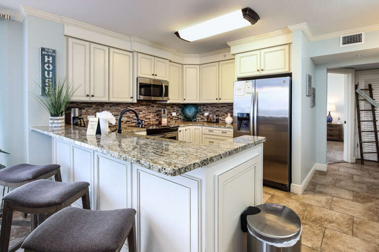 Kitchen with breakfast bar