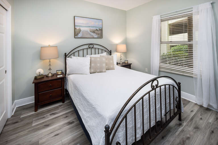 Second bedroom with queen size bed