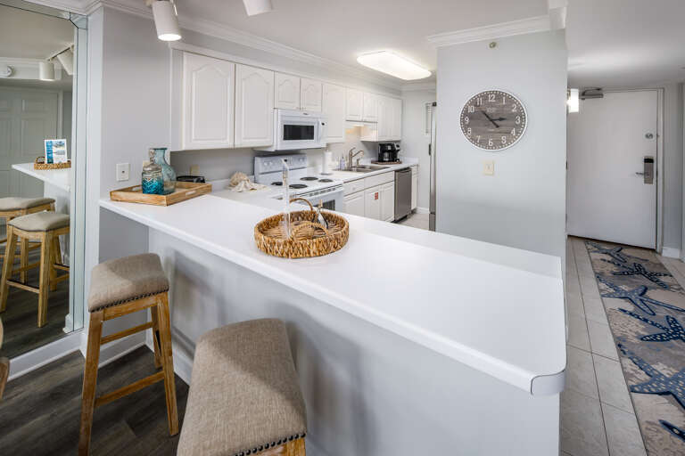 Kitchen with breakfast bar