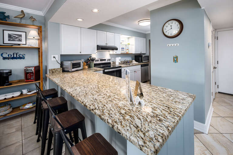 Kitchen with breakfast bar