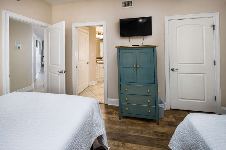 Second bedroom with TV and bathroom access