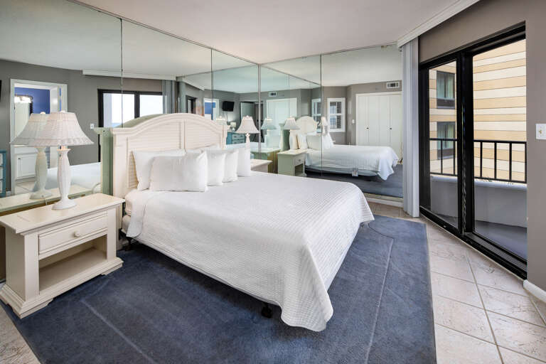 Second bedroom with queen size bed