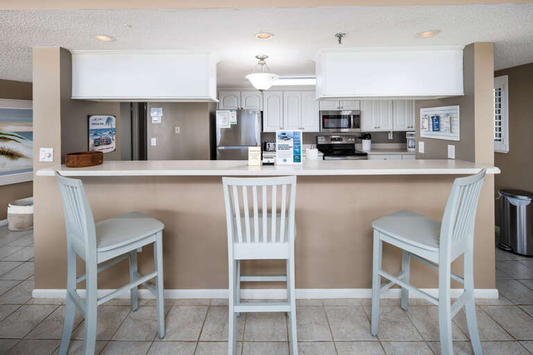 Kitchen with breakfast bar
