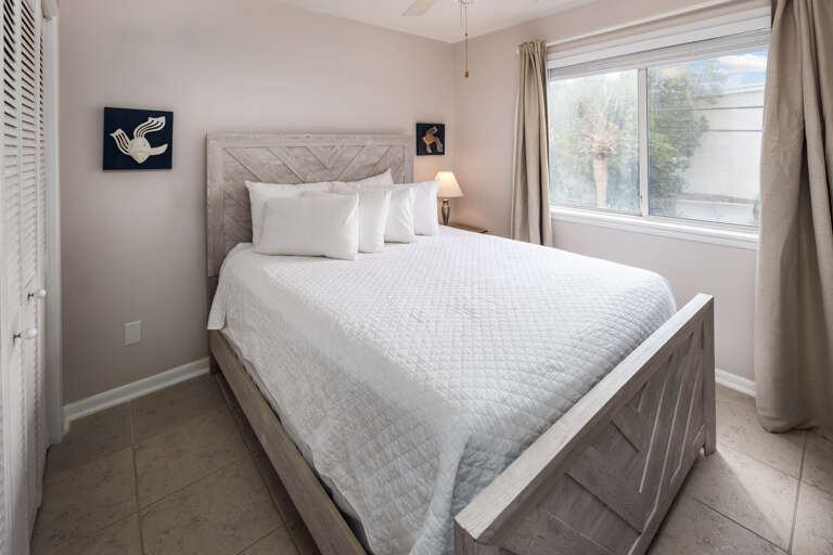 Second bedroom with queen size bed