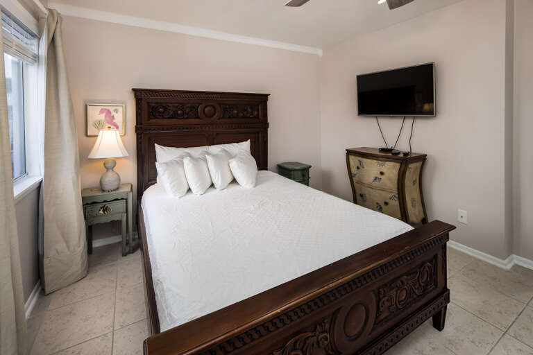 Master bedroom with queen size bed