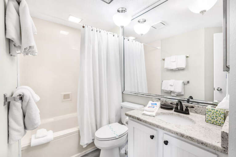 Main bathroom with shower and tub