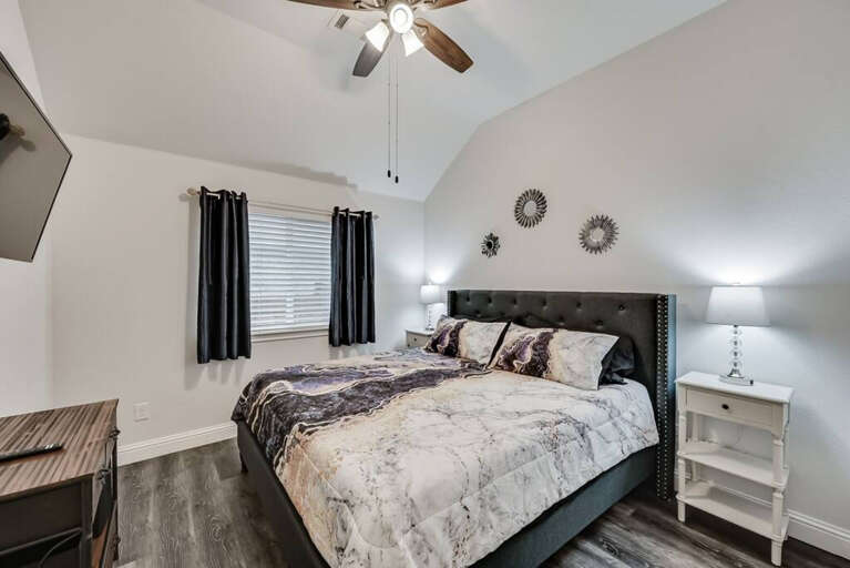 Second bedroom with a Queen size bed