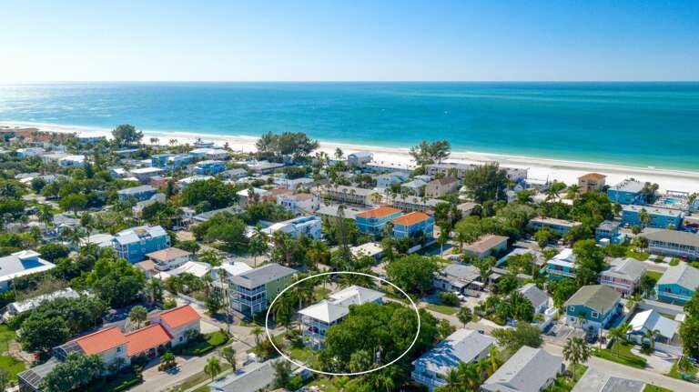 Walking distance to the Bay and the Gulf!