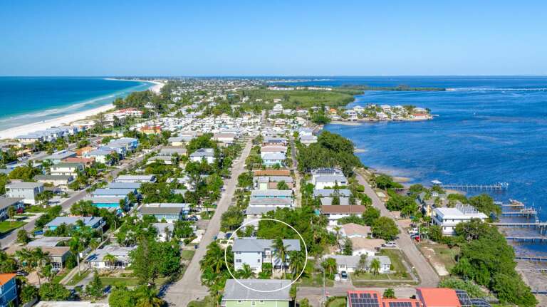 Walking distance to the Bay and the Gulf!