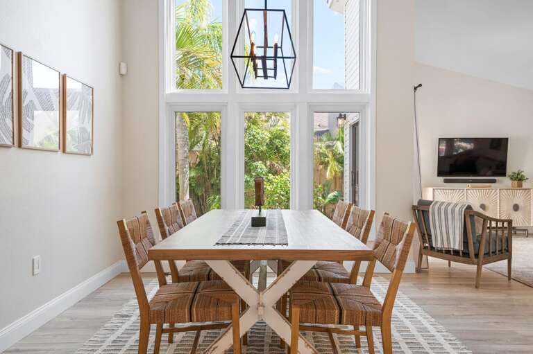 Stay at this table for one more hand of cards once your dinner's done.