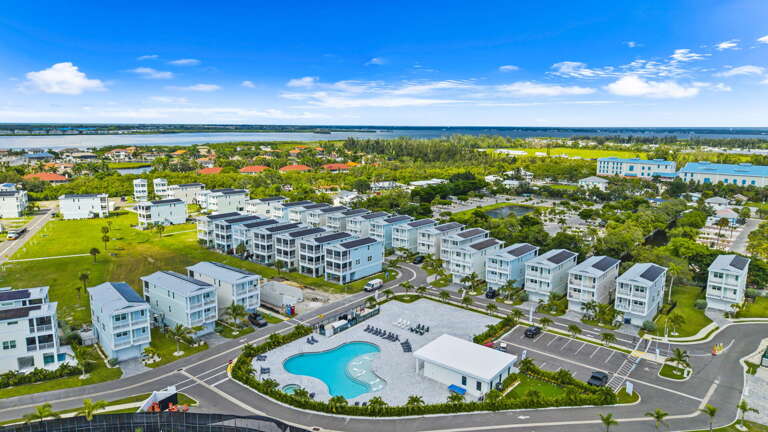 Community Pool, Hot Tub, Fitness Center, and putting green