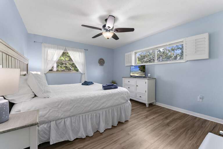 Give the in-laws or teenagers the King with the white dresser setup — everyone gets their own space.